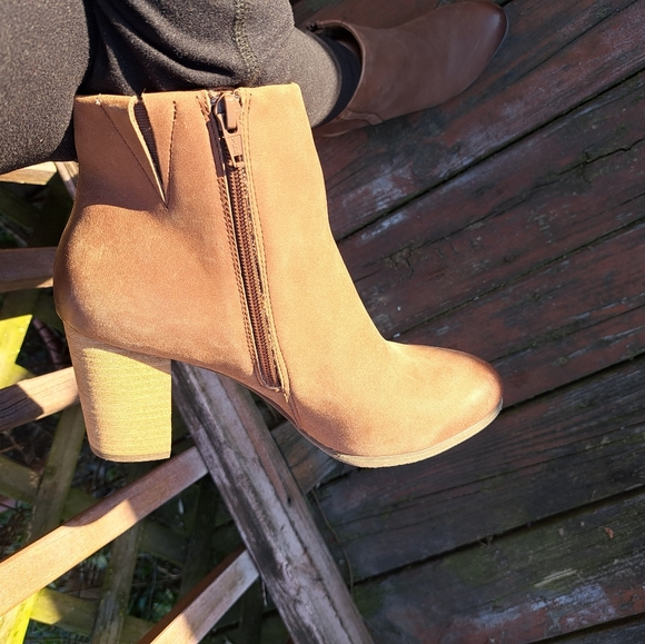 Vionic booties 9.5 - Picture 3 of 8